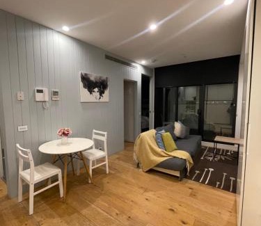 Moonee Ponds Apartment | Charming 1BD Condo with City View & Free Parking