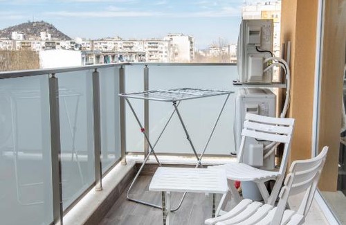 Plovdiv Apartment | Cozy 1-Bed Apartment for 4 with Free Parking & Kid Friendly
