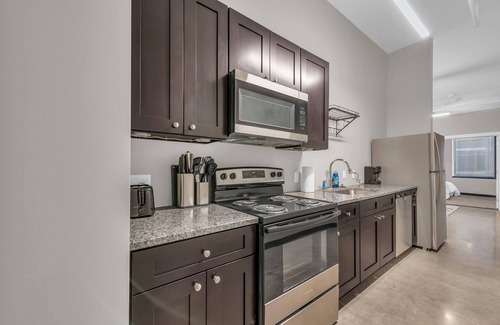 Waldron House | Lovely 1bedroom/1bath Apartment in Kansas Free WiFi Parking near Airport