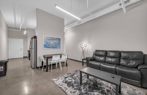 Waldron House | Lovely 1bedroom/1bath Apartment in Kansas Free WiFi Parking near Airport