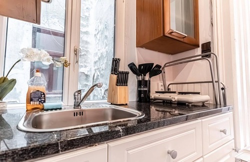 Wahring Apartment | Comfortable 1BR Apartment Close to AKH Hospital