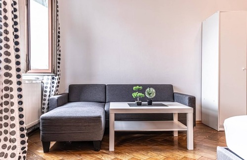 Wahring Apartment | Comfortable 1BR Apartment Close to AKH Hospital