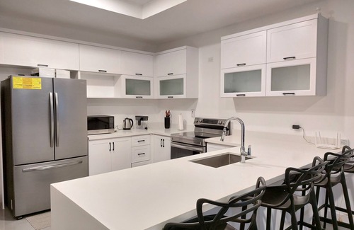 Beverly Hills Apartment | Cozy 2 B/R Apartment with Pool in Kingston