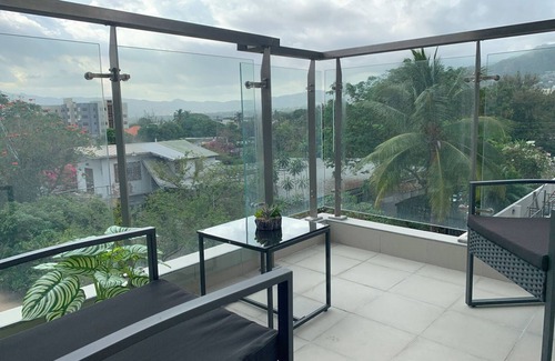 Beverly Hills Apartment | Cozy 2 B/R Apartment with Pool in Kingston