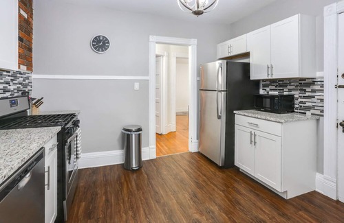 Buffalo Apartment | Inviting 2 Bdrm Apartment with Lake View & Breakfast