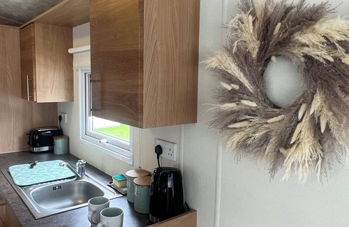 Isle of Thanet Cabin | Cozy 2-Bed Cabin with Oceanfront Views in Birchington