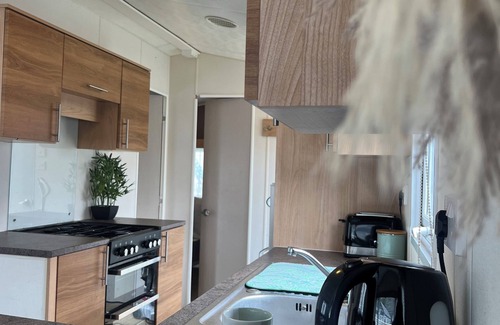 Isle of Thanet Cabin | Cozy 2-Bed Cabin with Oceanfront Views in Birchington