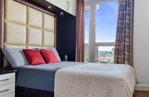 Royal Docks Apartment | Lovely 2 bed flat with Balcony Waterside Heights