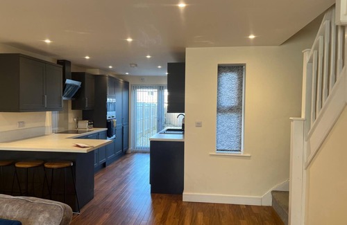 Lincoln House | Lovely 2 bed house in Lincoln, 12 minute walk from the famous Bailgate. Sleeps 5
