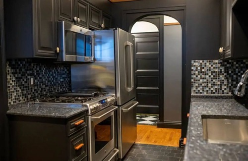Scranton Apartment | Cozy 2 Bedroom Apartment with Indoor Fireplace - Rated 10/10