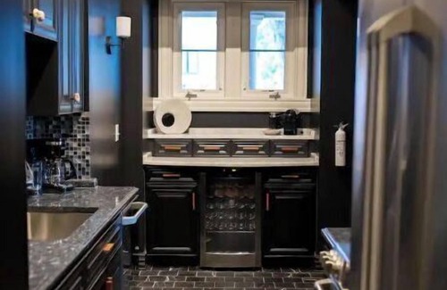 Scranton Apartment | Cozy 2 Bedroom Apartment with Indoor Fireplace - Rated 10/10