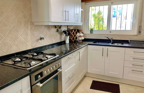 Meia Praia Villa | Ideal 2-Bedroom Beachside Apartment with Ocean View
