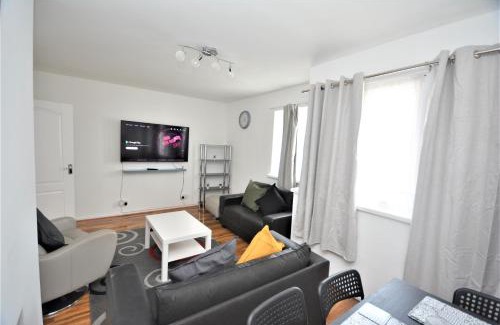 Vassall Apartment | Welcoming 2 Bedroom Condo Near Greater London for Families