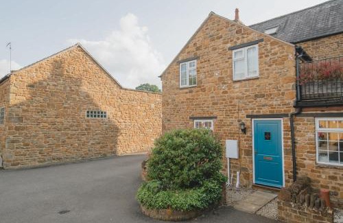 Adderbury House | Quaint Stone Cottage in Adderbury with Family-Friendly Amenities