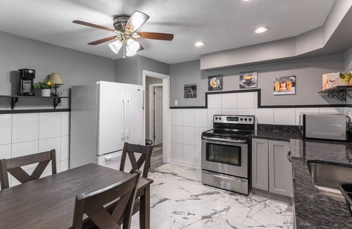 Covedale House | Tranquil 2-Bedroom Retreat with Pool & Spa Amenities
