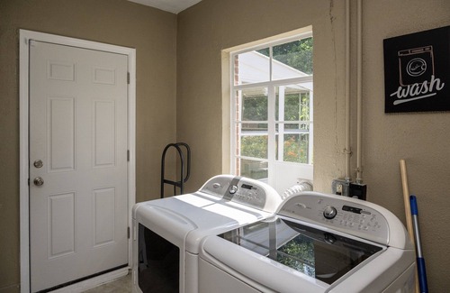 Covedale House | Tranquil 2-Bedroom Retreat with Pool & Spa Amenities