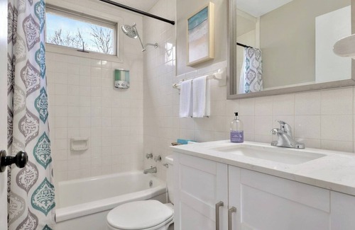 Decatur House | Cozy 2 Bedroom Home: Pet Friendly & Child-Friendly Retreat