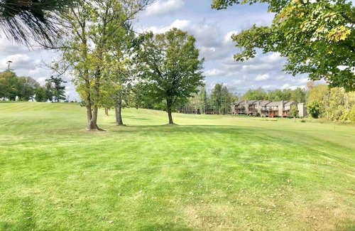 Hill City Apartment | Charming 2-Bedroom Villa at The Hills Golf Course Retreat