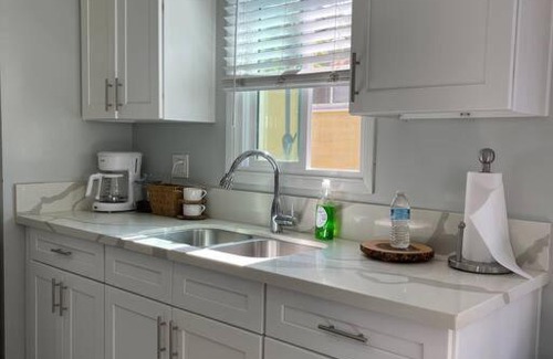 Harbor Apartment | Cozy 2-Bedroom Hotel with Parking in Carson for Families