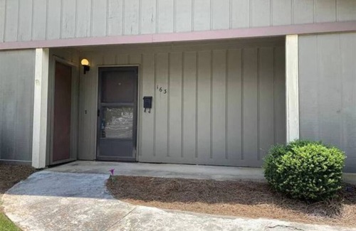 Warner Robins Condo | Cozy 2-BR Condo Near Aviation Museum - Family Friendly Stay