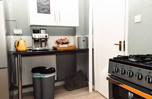 Liverpool House | Cozy 2-BR House in Liverpool with Relaxing Hot Tub