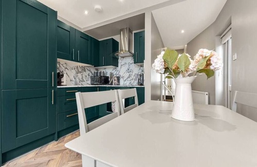 Harringay Apartment | Cozy 2 BR Retreat with Grill and Family-Friendly Perks