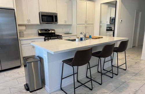 Henderson House | Lovely 2B2B Townhouse in SuperB Location in Henderson