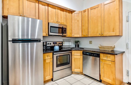 Center City Condo | Comfortable 2BD Flat near Convention Center & Chinatown