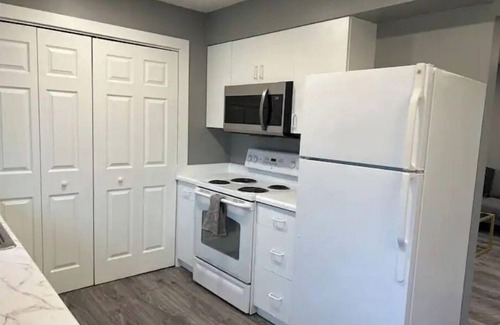 Lents House | Inviting 2BD Unit with Fireplace, Pet and Child Friendly