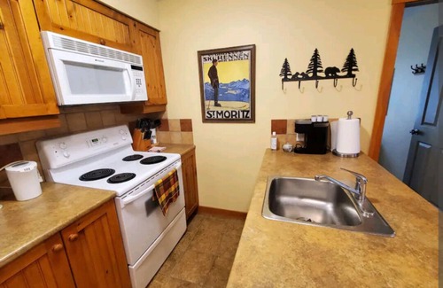 East Kootenay Apartment | Scenic 2bdrm Panorama Springs Unit with Pool Access