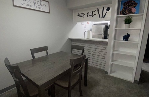 Houston Apartment | Elegant Uptown-Galleria 2BR Apt with Free Parking