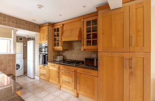 Frognal and Fitzjohns House | Serene 2BR Retreat in Tranquil Hampstead, NW London