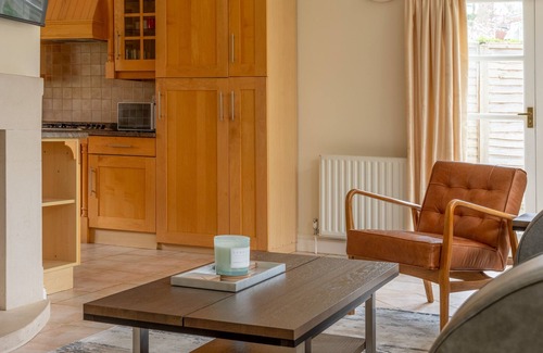 Frognal and Fitzjohns House | Serene 2BR Retreat in Tranquil Hampstead, NW London