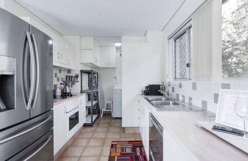 New Farm Apartment | Inviting 2BR Riverfront Condo with Spa & Ocean Views