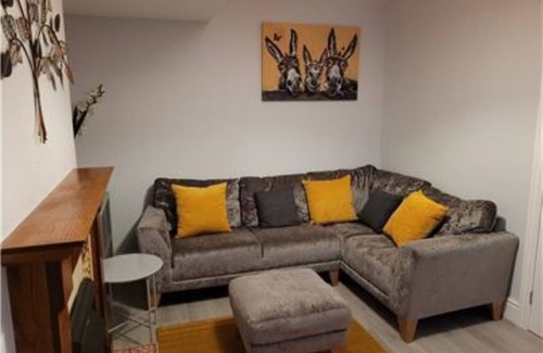 Warrington House | Cozy 3-Bedroom Retreat with Hot Tub in Warrington Centre