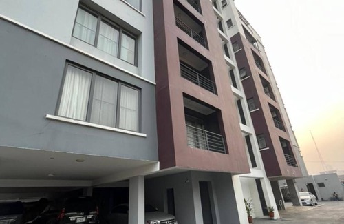 Igbobi Apartment | Inviting 3-Bedroom Retreat with Pool Near Four Point
