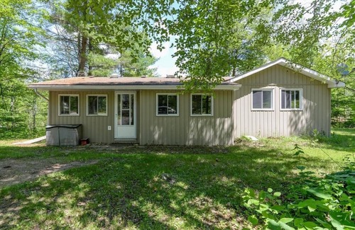North Frontenac House | Family Cottage Retreat on Pristine Lake Kaswakamak
