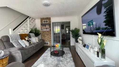 Basildon Apartment | Cozy 3-Bedroom Retreat in Basildon Near City Centre