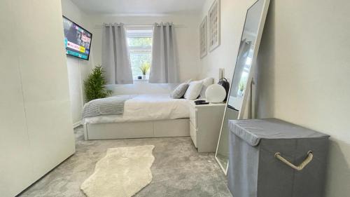 Basildon Apartment | Cozy 3-Bedroom Retreat in Basildon Near City Centre