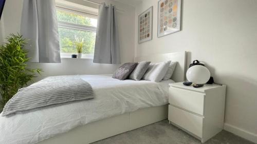 Basildon Apartment | Cozy 3-Bedroom Retreat in Basildon Near City Centre