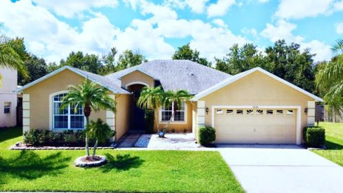 Crescent Lakes House | Beautiful 4 Bed Pool Home with Spa for Family Getaways