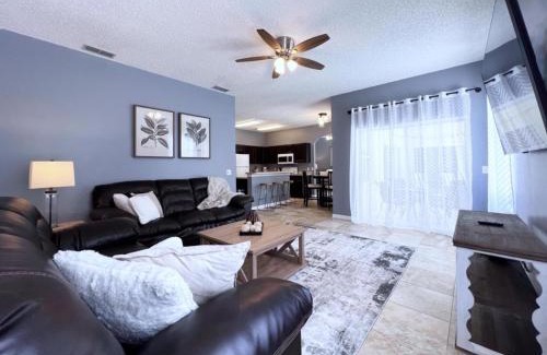 Crescent Lakes House | Beautiful 4 Bed Pool Home with Spa for Family Getaways