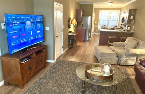 Hoover House | Exceptional 4 Bed Town Home Near RTJ Golf and Hoover Met