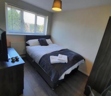 Sutton Coldfield Apartment | Child-Friendly 4 Bedroom Retreat in Walmley Sutton Coldfield