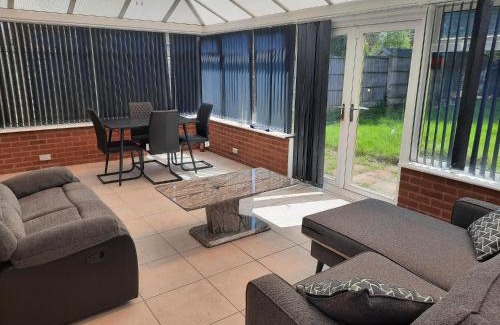 Sutton Coldfield Apartment | Child-Friendly 4 Bedroom Retreat in Walmley Sutton Coldfield
