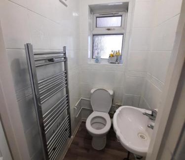 Sutton Coldfield Apartment | Child-Friendly 4 Bedroom Retreat in Walmley Sutton Coldfield