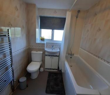 Sutton Coldfield Apartment | Child-Friendly 4 Bedroom Retreat in Walmley Sutton Coldfield