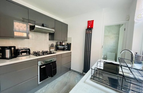 Luton House | Ideal 4-Bed House in Luton with Breakfast Included
