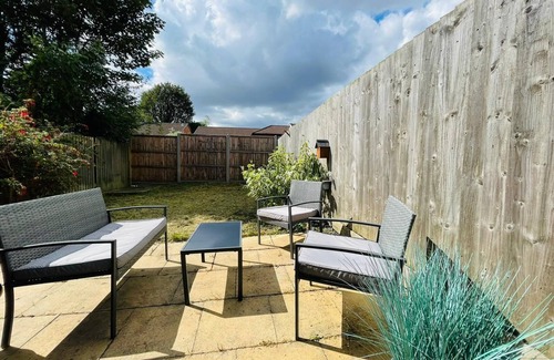 Luton House | Ideal 4-Bed House in Luton with Breakfast Included