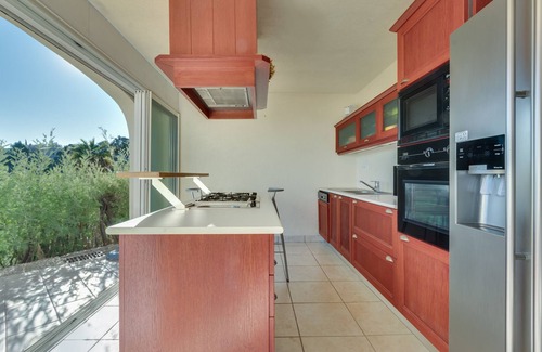 Plage de la Garonnette House | Stunning Villa with Sea View & Heated Pool in St-Tropez